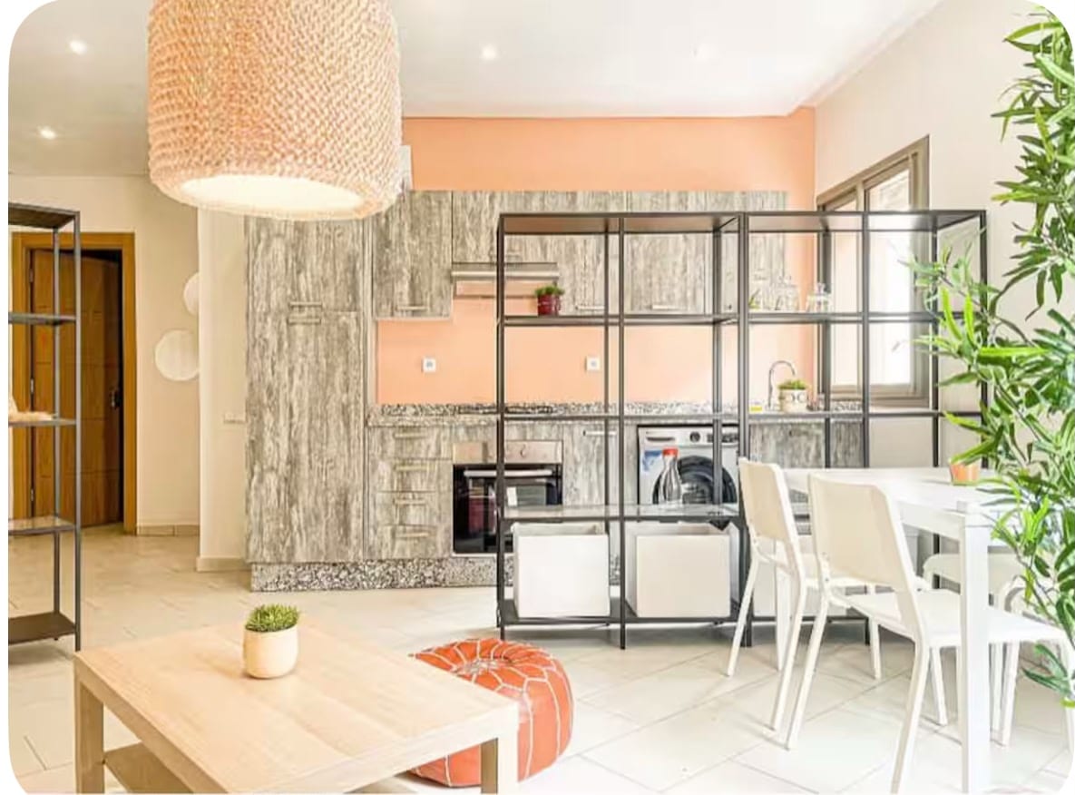 Furnished studio apartment in Marrakech centre &mdash; fully equipped kitchen with peach accent wall and dining area