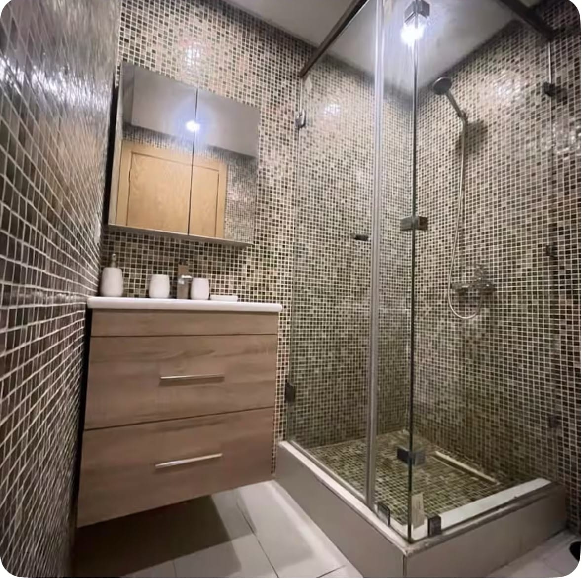 Studio apartment Marrakech rental &mdash; bathroom with traditional mosaic tilework and walk-in shower